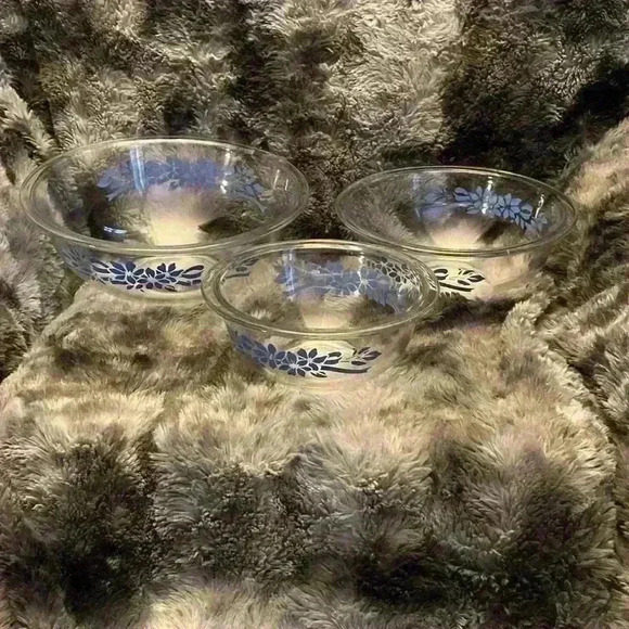 Pyrex clear glass vintage MCM nesting mixing bowls with blue ribbons & flowers. - Picture 6 of 15